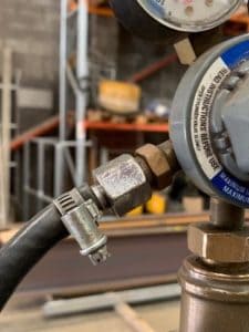 Argon hose connection to regulator